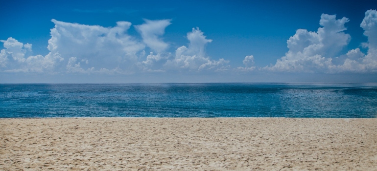 una playa durante un buen día, soleado 