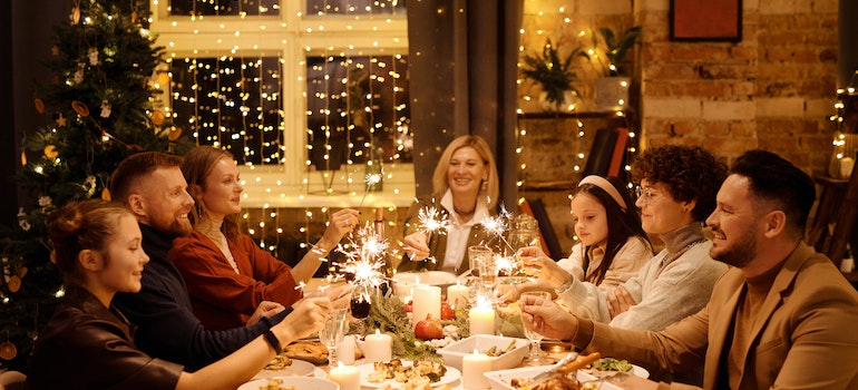 la familia celebrando antes de Salir de Texas, cerca de las fiestas