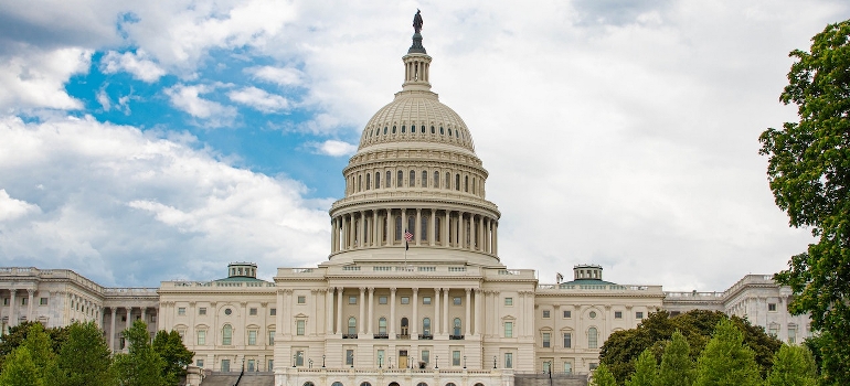 Un edificio del capitolio, bajo el cielo azul en uno de los Mejores de estados UNIDOS a los estados a avanzar en el 2023