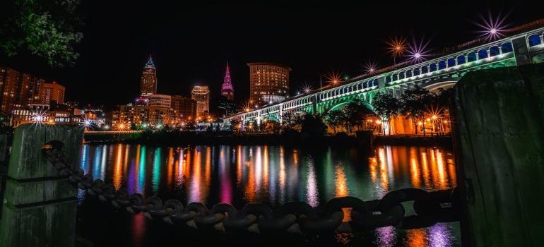 Las luces de la ciudad en la noche