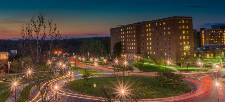 La Universidad de Maryland durante la noche