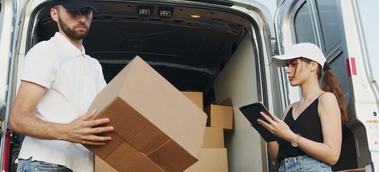 Hire movers to help you with organizing a Bellaire relocation around the holidays