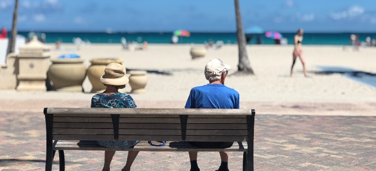 pareja de ancianos sentados en el banquillo