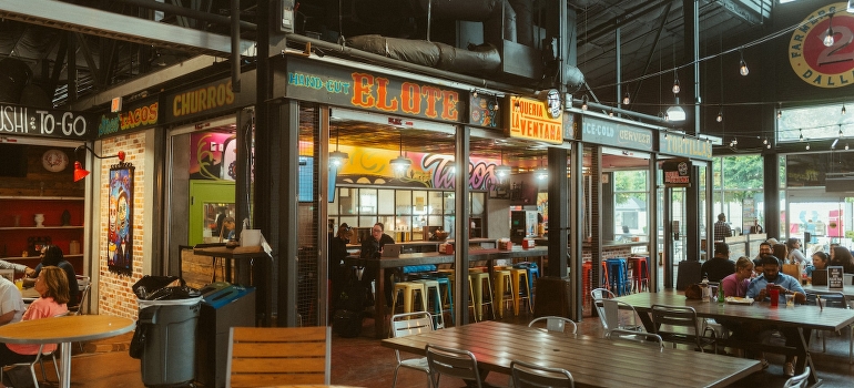 la gente en el restaurante hablando de Fresno vs Jacinto de la Ciudad de 