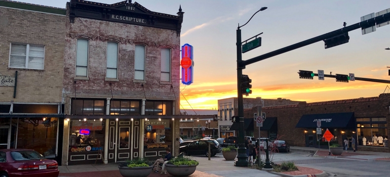 Los edificios en la pequeña ciudad de Texas, durante la puesta de sol