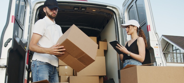 La gente cargando cajas en el camión de mudanzas