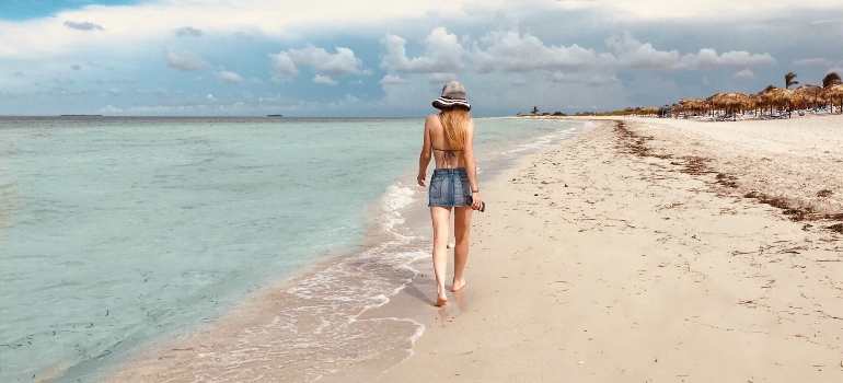 mujer en la playa