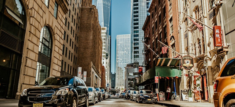 una vista a la calle de los coches y los edificios 