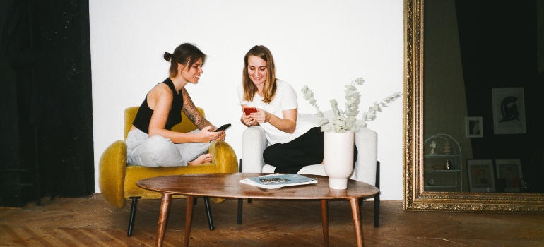 Dos mujeres hablando 