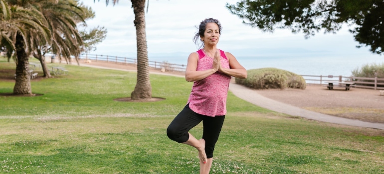 senior exercising thinking how to choose a good retirement location