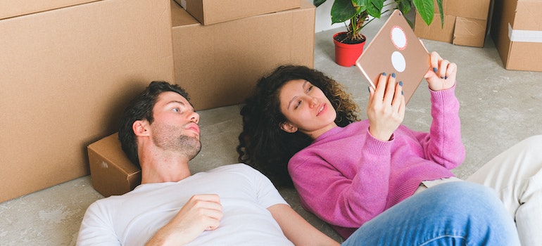 un hombre y una mujer leyendo en la tablet, sobre Katy vs Sugar Land