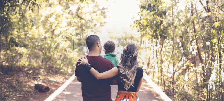 Una familia caminando en el parque 