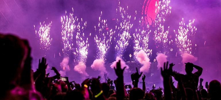 la gente del club de fiesta después de mudarse a Manhattan