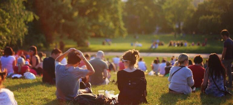 Personas sentadas en un parque