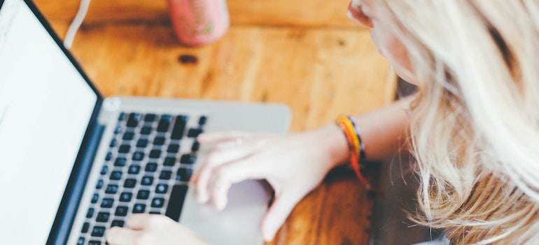 Una mujer pasar el tiempo en su computadora portátil y de trabajo.