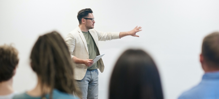 el profesor en la clase