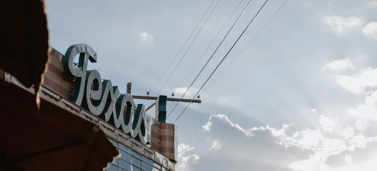 utilizado hasta Texas firmar a través de un cielo soleado - Bastrop TX vs Dayton, TX