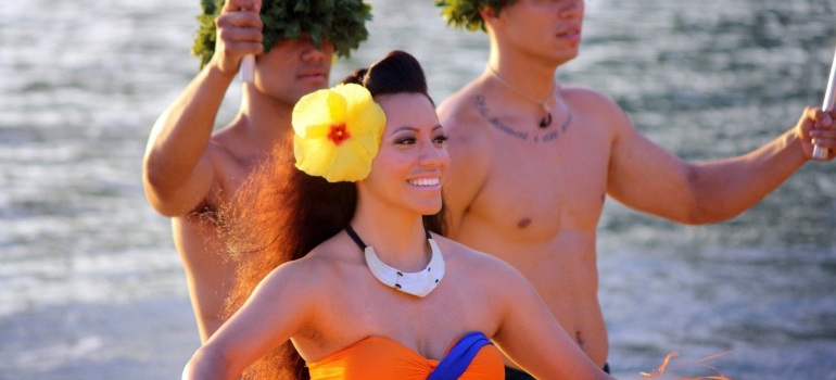 Una bailarina de Hula con el amarillo de la flor en su cabello