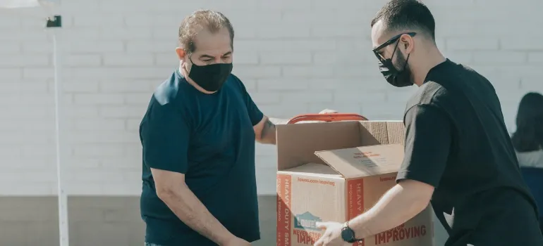 dos hombre que lleva un cuadro de