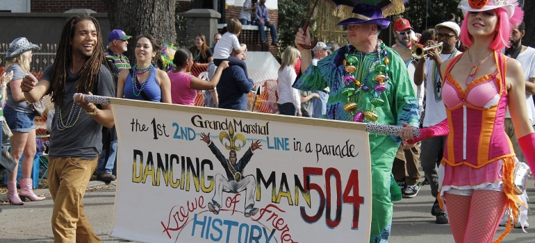 Carnaval en las calles de Nueva Orleans, uno de los más cordial de las ciudades en los EE.UU.