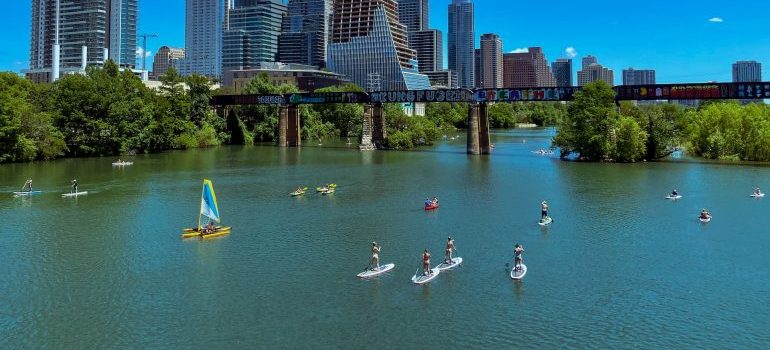 Vista sobre el río y la gente de la vela es una de las cosas que le gusta de Sugar Land, TX