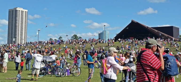 la gente en el Parque Hermann de Houston en un día claro 