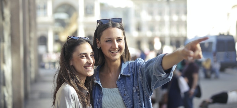 dos felices a las mujeres a hablar sobre las razones que usted debe trasladarse a Ohio