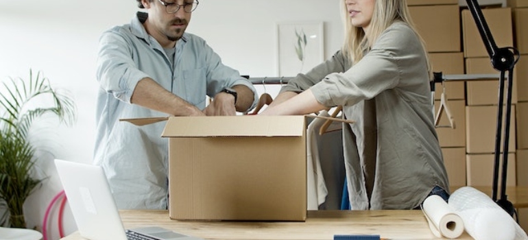 Men and women pack for relocation their belongings with our packing tips and packing guide.