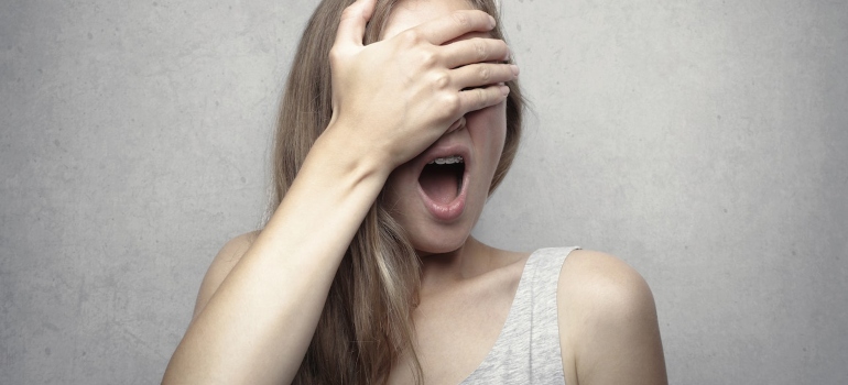 Imagen de una mujer que está en estado de shock 