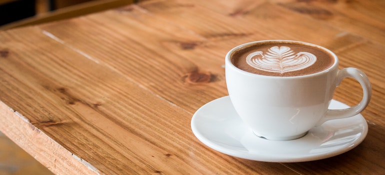 Una taza de café sobre la mesa. 