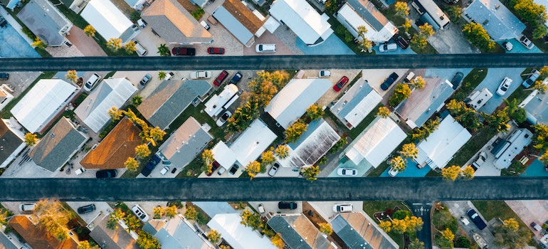 Casas cerca de la horizontal de carreteras en un suburbio. 