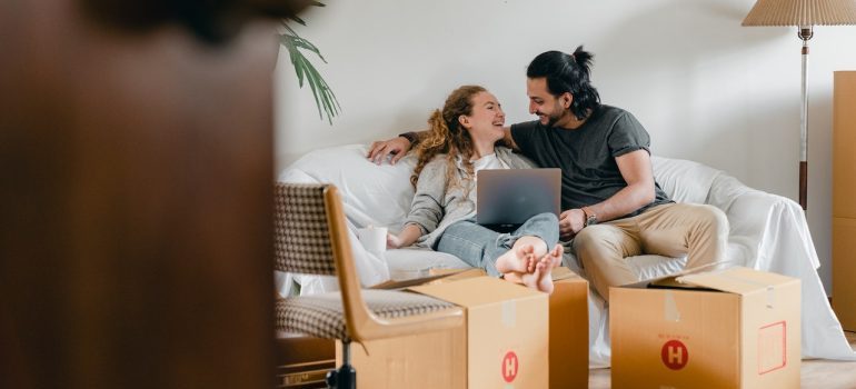 una pareja con lap top