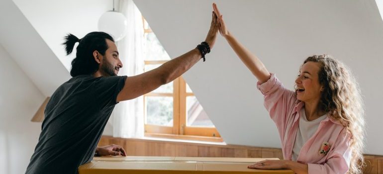 pareja feliz en movimiento desde Texas hasta el norte de Kent, Ohio