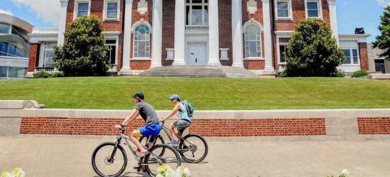 Par de montar en bicicleta, mientras que la Exploración de Chattanooga la Escena al aire libre 