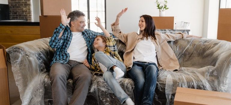 la familia se sienta en el sofá y hablando de hechos acerca de Converse que usted debe saber