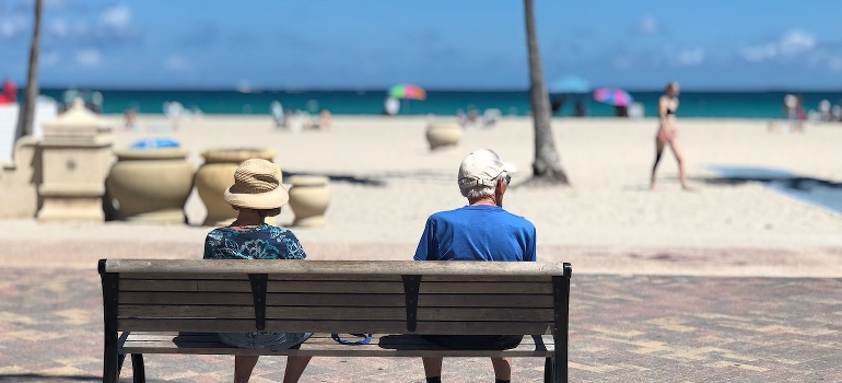 Los ancianos sentados en el banquillo y pensar acerca de los estados de los estados unidos para los veteranos