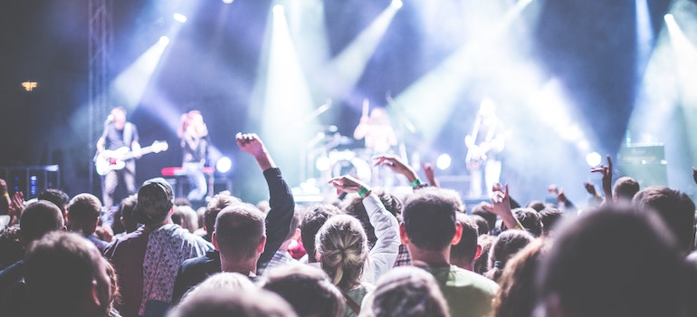 Festival por la noche es una de las 10 cosas divertidas que hacer en Ocean City. 