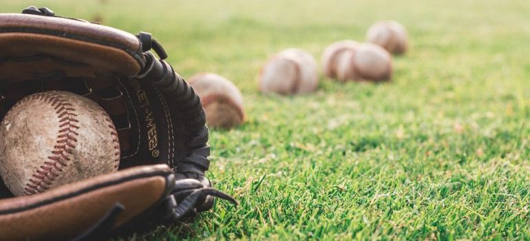 de béisbol y pelotas de béisbol mitt es una de las maneras de pasar el fin de semana en Pasadena