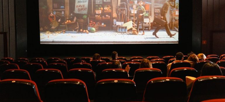 la gente viendo dibujos animados en el cine