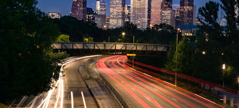 Fotografía aérea de los edificios de la ciudad en la noche cerca de la carretera. 