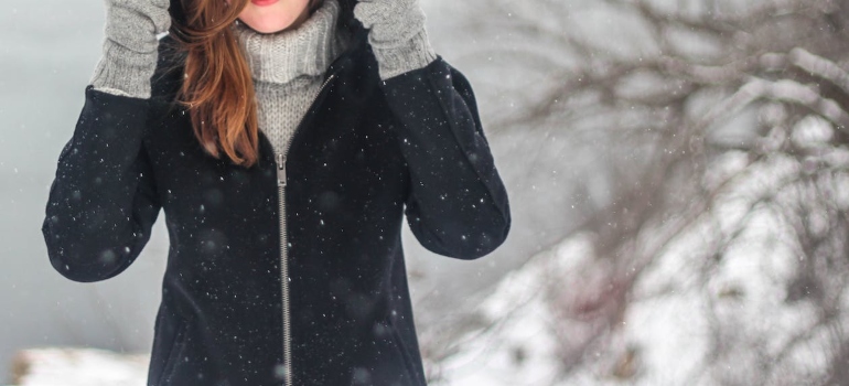 una mujer en ropa de invierno