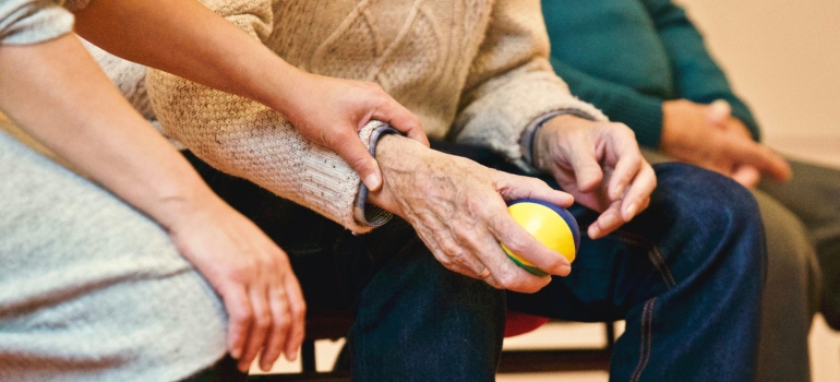 pareja de ancianos tomados de la mano como viven en Jacinto City es adecuado para todas las edades