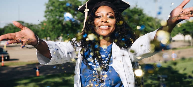 mujer celebrando la graduación