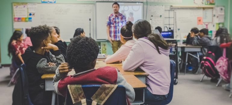 Los niños que viven en Houston Heights que asisten a clase en la escuela