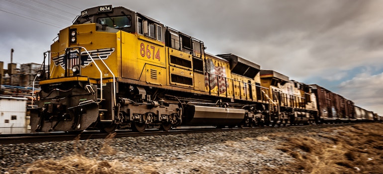 imagen de un tren amarillo