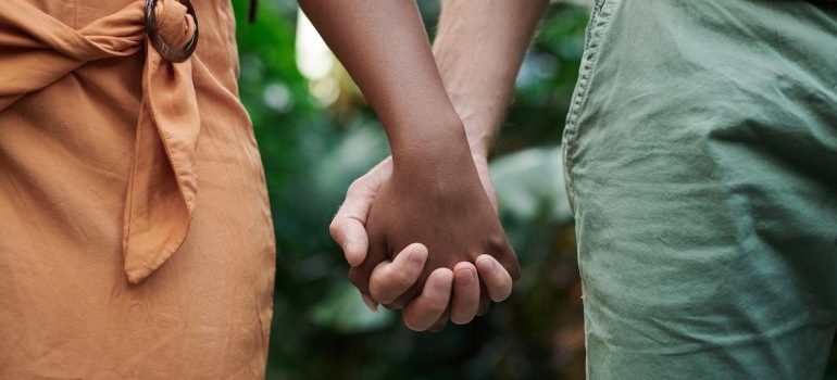 hombre y mujeres tomados de la mano