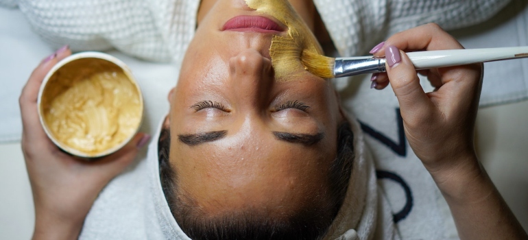 una mujer en el spa