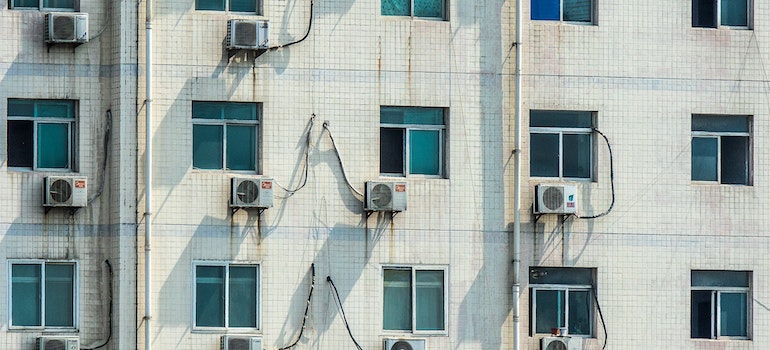 foto de unidades de aire acondicionado en el edificio