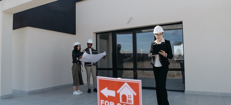 A las personas que buscan en la casa, tratando de tomar una decisión sobre el alquiler frente a la compra de una casa en New Braunfels.