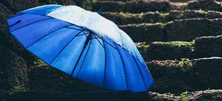 Imagen de un paraguas de color azul 